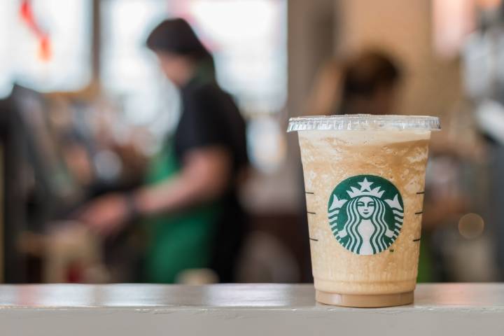 Starbucks recorta 900 empleos por cierre de sucursales