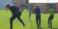 ‘Chemo’ Del Solar explotó contra Alexander Succar, invadió el campo en pleno partido y fue expulsado en clásico César Vallejo vs Mannucci