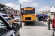 Madre arriesga su vida para salvar a su hija de ser atropellada por un camión en el sobreruedas