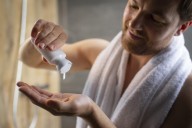 Sanidad retira un gel de ducha de una conocida marca por presencia de bacterias
