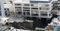 Socavón de 50 metros en Tailandia se ‘come’ autos frente a un hospital; fuga de agua lo habría provocado