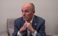 Gobernador de Utah tilda de “cáncer” a las redes sociales tras asesinato de Charlie Kirk