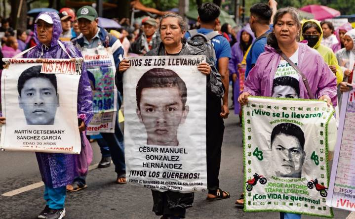 A 11 años de la desaparición de los 43 de Ayotzinapa padres marchan en la CDMX; “Ejército, un muro que se tendrá que derribar”