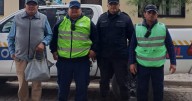Agentes de tránsito encontraron una bolsa llena de plata y la devolvieron a su dueño