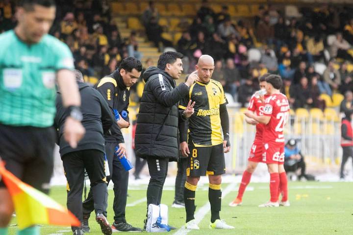 “Los jugadores hablan en la cancha”: Esteban González responde las críticas por el perfil bajo que mantiene Coquimbo Unido