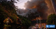 Incendio en fábrica textil de Recoleta deja cuatro bomberos lesionados: acusan funcionamiento ilegal