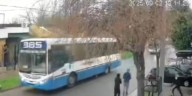 Un grupo de jóvenes arrojaron una botella de vidrio contra un colectivo en Guernica y una pasajera resultó herida