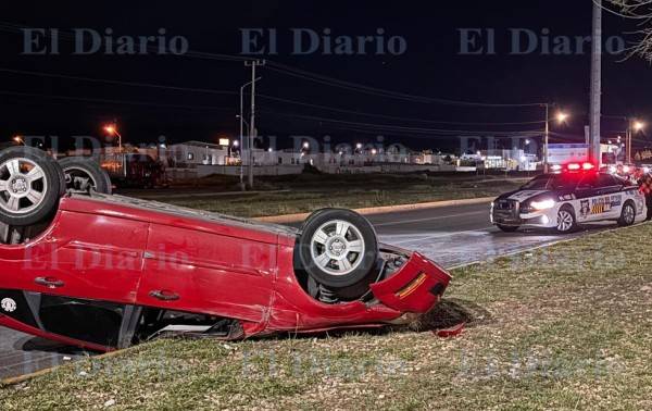 Fuerte choque en Juan Güereca acaba en volcadura