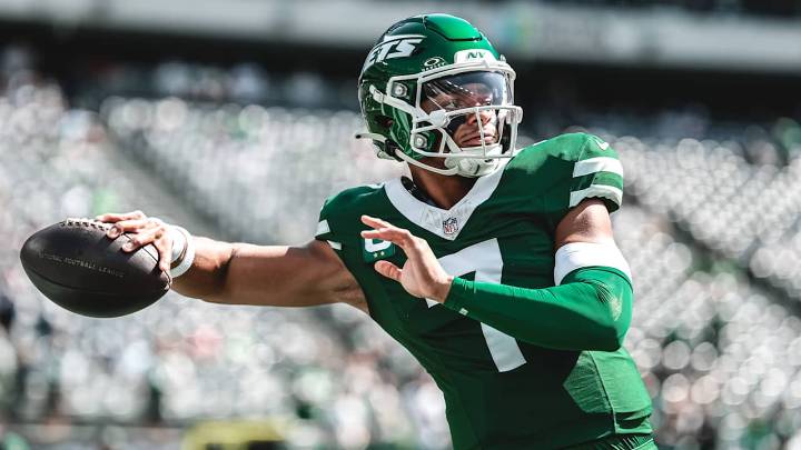 Jets QB Justin Fields Will Start vs. Dolphins on Monday Night