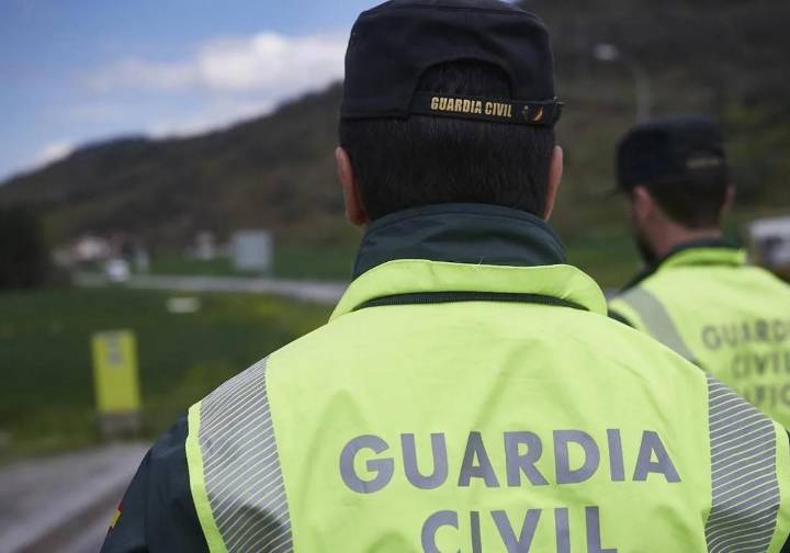 Mata a un hombre con arma de fuego y se atrinchera con su mujer en una casa de Granada