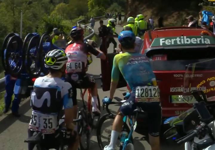 Susto en la subida a L'Angliru en La Vuelta: una protesta propalestina corta la carrera
