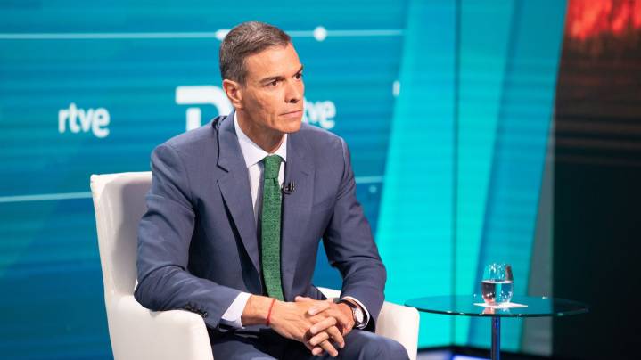"No soy católico, pero escucho al papa. ¿Qué es ir a misa y pedir luego que se hunda el Open Arms?": titulares de Sánchez en TVE
