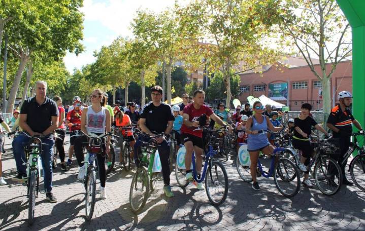 Manuel Serrano anima a utilizar medios de transporte no contaminantes para conseguir una Albacete más sostenible El alcalde de Albacete, Manuel Serrano, participó en un paseo en bici con más de 2.000 