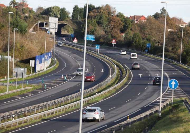 Fallece un motorista de 71 años en un accidente en Gijón