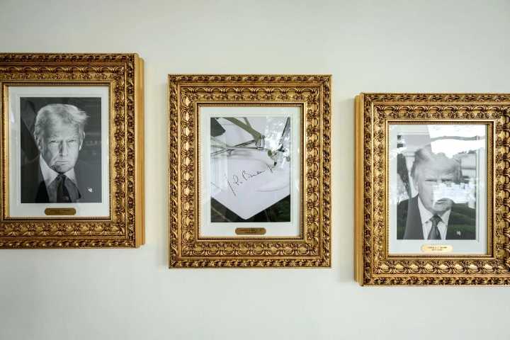 Trump exhibe un ‘autopen’ en la Casa Blanca en lugar del retrato de Biden