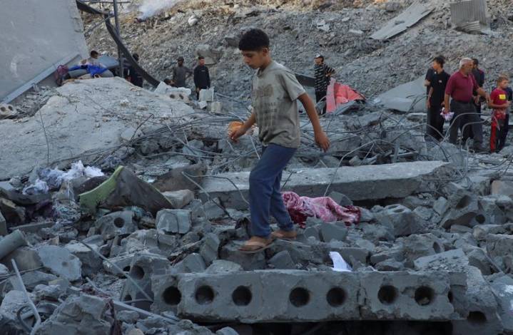 Israeli tanks push deeper into Gaza City as Trump talks peace