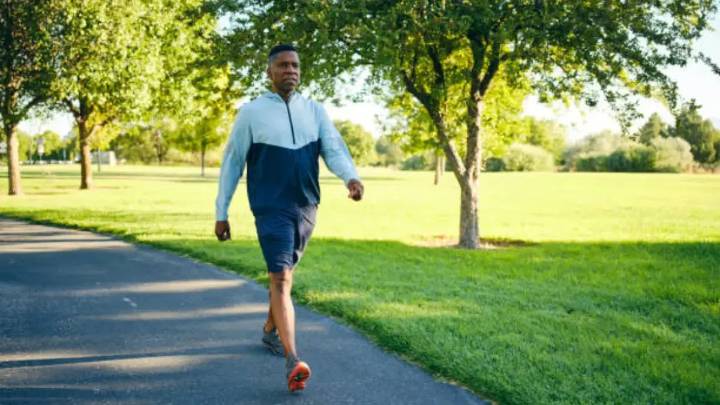 El simple ejercicio al caminar que mejorará su empatía y su confianza, según la psicología