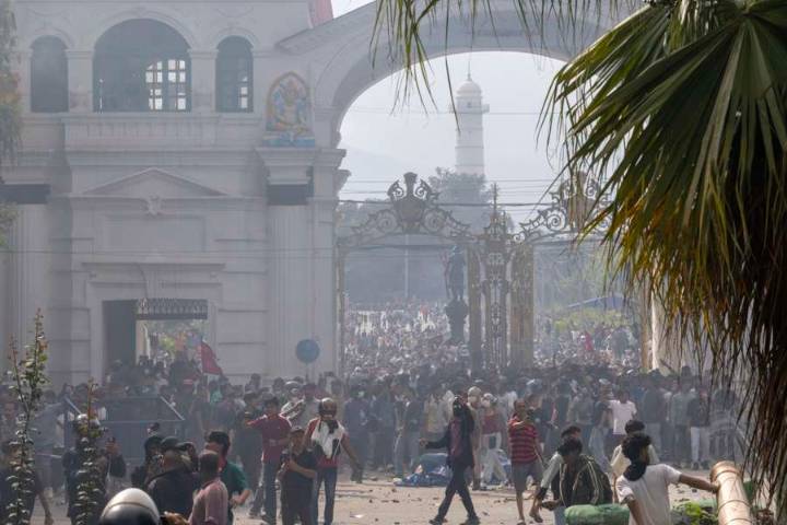 Esposa de ex primer ministro de Nepal muere tras ser quemada por manifestantes