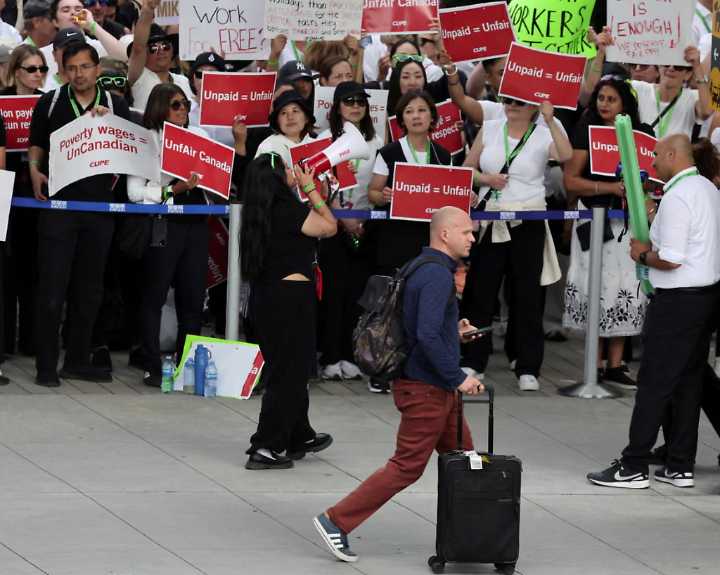 Estados Unidos: Auxiliares de vuelo presionan para que su sueldo sea desde que el avión no haya despegado