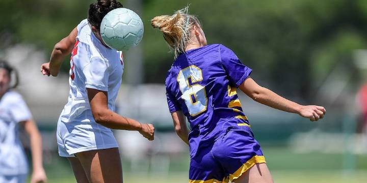 Cabecear un balón de fútbol está relacionado con una peor salud cerebral