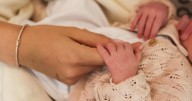 Alexis Mac Allister y Ailén Cova presentaron a su hija Alaia con emotivas fotos familiares: “El momento más lindo de nuestras vidas”