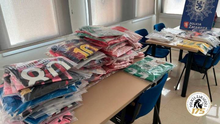 Circula en dirección contraria por Zaragoza y le pillan con 150 camisetas de fútbol falsificadas