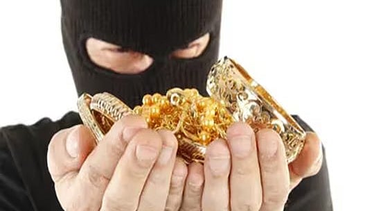 Indore News: 70 Mobiles Stolen From Courier Vehicle