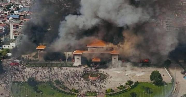 El primer ministro de Nepal renunció tras mortales protestas contra la prohibición de redes sociales