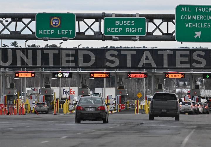U.S. sees eighth straight drop in car trips by Canadians in August