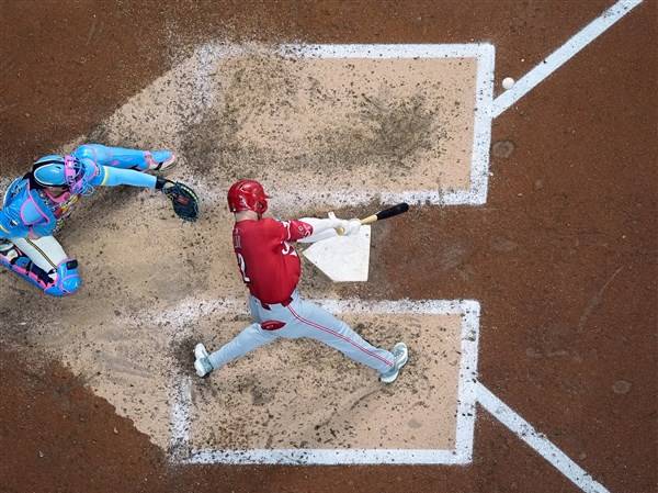 Reds overtake Mets for NL's 3rd wild-card spot by beating Brewers 3