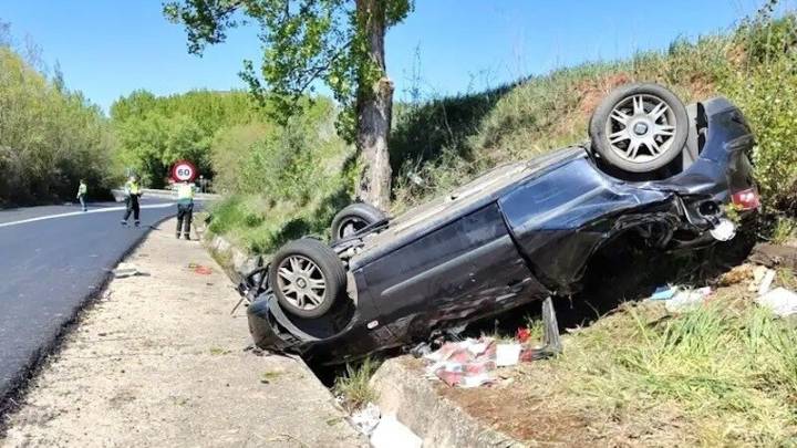 Muere un joven y tres heridos graves tras salirse de la vía su coche y volcar