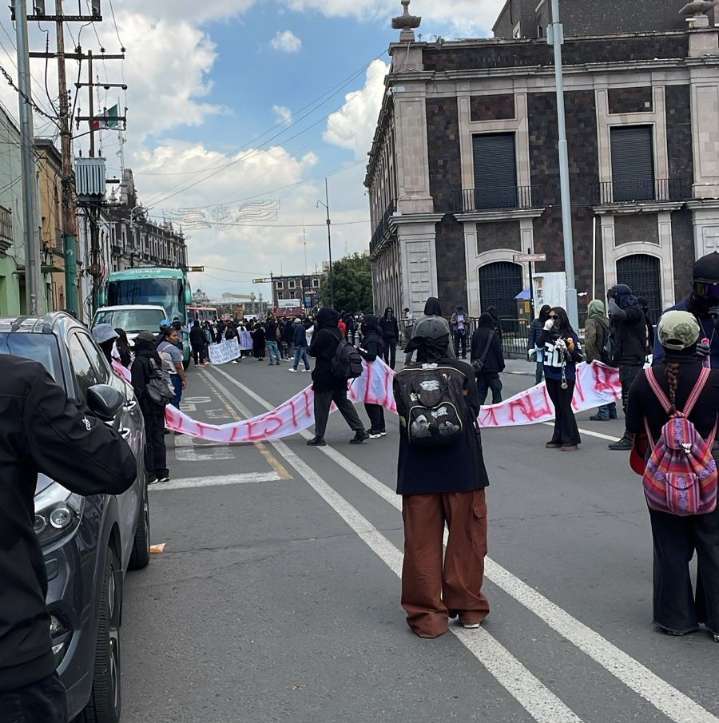 Colectivos recuerdan a los 43 de Ayotzinapa con marcha en Toluca