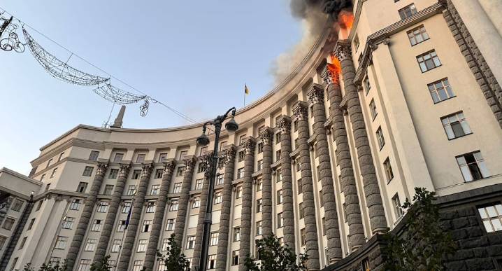 Rusia golpea la sede del gobierno de Ucrania en el mayor bombardeo de la guerra con más de 800 drones y misiles | Vladimir Putin 
