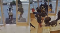 Cerca de 25 personas encapuchadas entraron a una joyería al mismo tiempo, se llevaron un millón de dólares