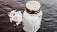 Con un truco y un ingrediente de cocina: cómo secar la sal húmeda del salero