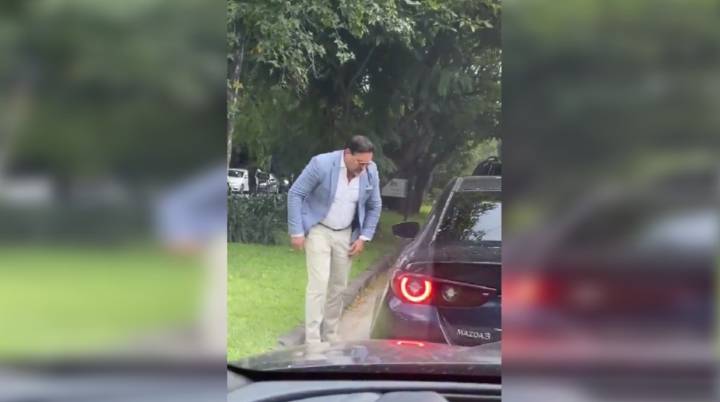 'Lord bájate': Hombre detiene el tráfico para pelear con conductor en Las Lomas de Chapultepec...