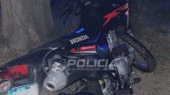 Iban en una moto robada y la tiraron al río para escapar de la Policía
