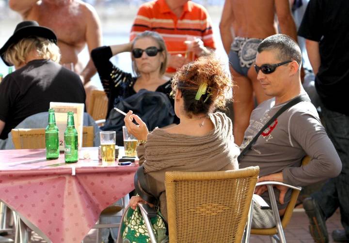 La patronal hotelera de Las Palmas rechaza la prohibición de fumar en terrazas