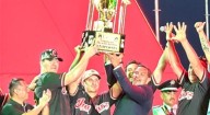 1er Informe; terminan 25 años de sequía, entrega Indios trofeo a Cruz