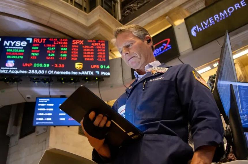 El dólar en los bancos roza los $1460, el riesgo país pasó los 1000 y las acciones en Wall Street caen hasta 15%