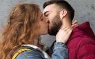 ¿Por qué cuando besamos tendemos a inclinar la cabeza? Esta es la historia de los besos