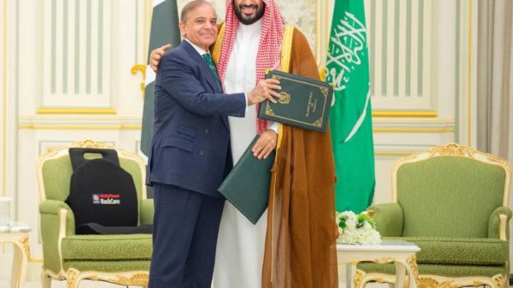 Arabia Saudita y Pakistán firman pacto de defensa mutua