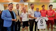 El Alba y Saúl Craviotto sellan su amistad en el stand de la Diputación en la Feria de Albacete