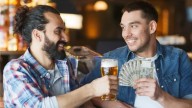 ¿Cuánto ganarías si inviertes los S/100 soles de las ‘chelas’ en factoring?