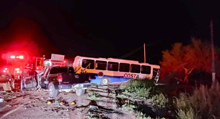 Chocan autobús de pasajeros y camioneta en carretera a la Costa de Hermosillo