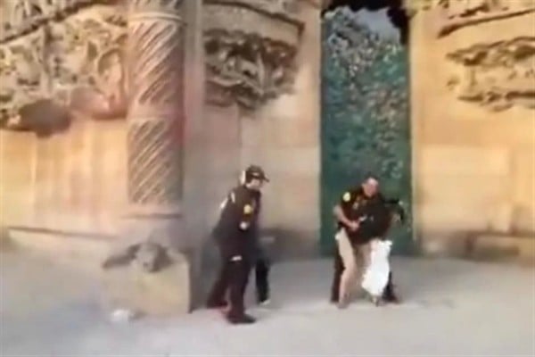 Video: Lanzan activistas climáticas pintura a Sagrada Familia