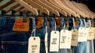 Levi’s 'tira' los precios de sus pantalones con descuentos de hasta el 65%: tan cómodos que no te los quitarás en todo el otoño