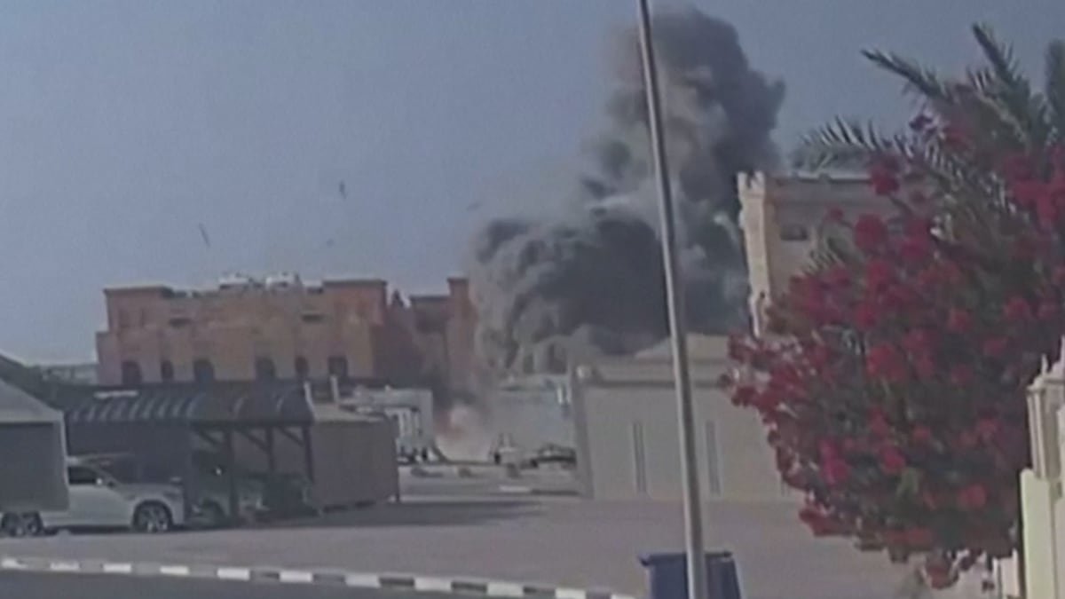 Una cámara de seguridad captura el momento en el que el bombardeo israelí impacta en un edificio en Doha