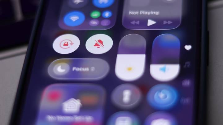 How to move the search bar to the top on iOS 26