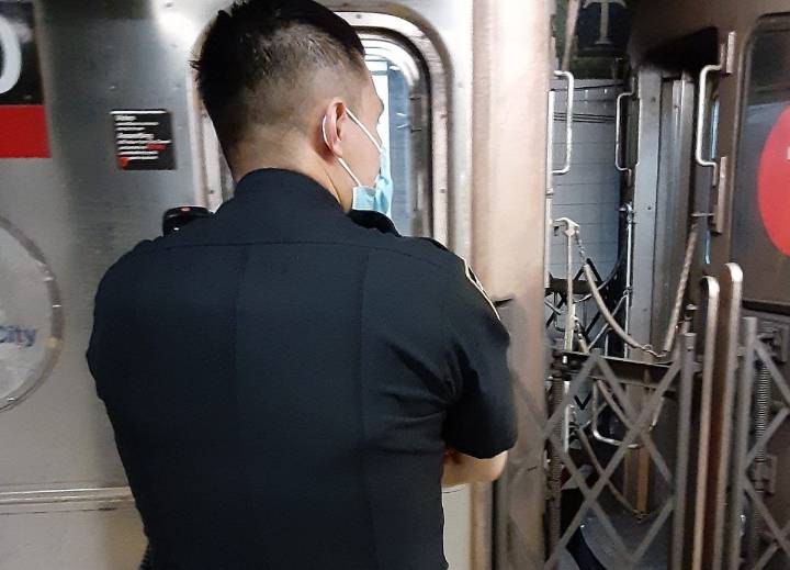 Pasajero fue acuchillado varias veces en vagón en movimiento en el Metro de Nueva York en Queens